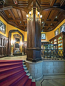 Behind the Grand Doors. Moscow Mansions in Photographs and Stories